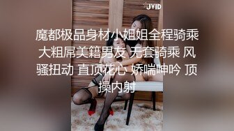 小骚货吃完水果豆两个人安慰她都满足不了。吃完变的好骚